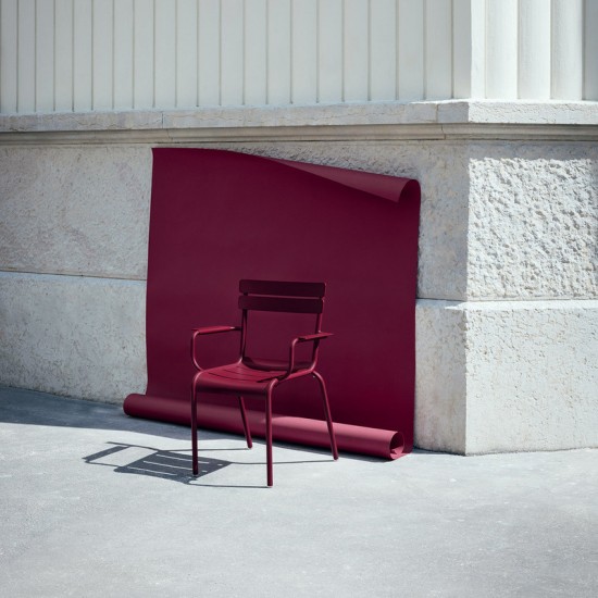 Fauteuil empilable Luxembourg Fermob cerise noire ambiance