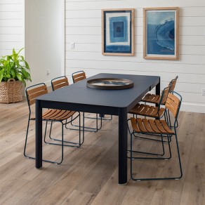 Table d'extérieur RIBAMBELLE 2 allonges Fermob bleu abysse ambiance