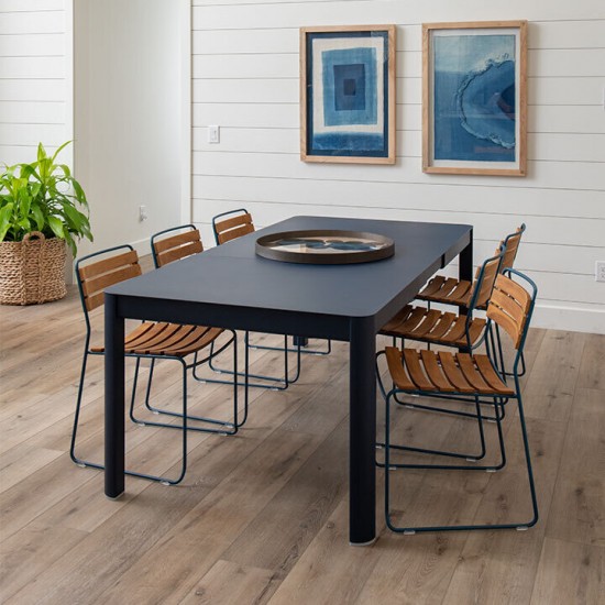 Table d'extérieur RIBAMBELLE 2 allonges Fermob bleu abysse ambiance