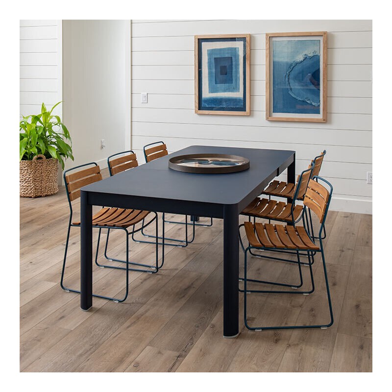 Table d'extérieur RIBAMBELLE 2 allonges Fermob bleu abysse ambiance