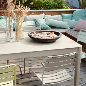 Table d'extérieur RIBAMBELLE 2 allonges Fermob gris argile ambiance 2