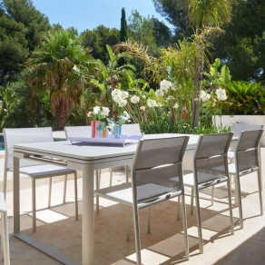 Table à allonges Biarritz Fermob gris argile ambiance 3