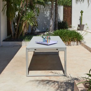 Table à allonges Biarritz Fermob gris argile ambiance 8