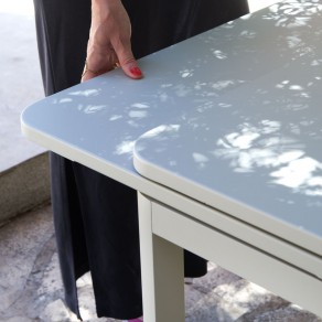 Table à allonges Biarritz Fermob gris argile ambiance 6