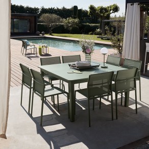 Table carrée CRAFT Fermob 8 convives vert cactus ambiance