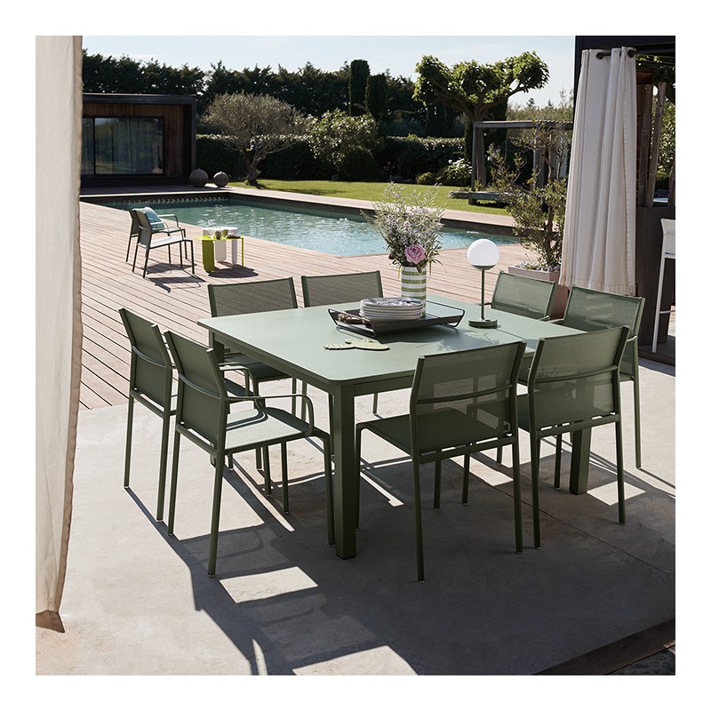 Table carrée CRAFT Fermob 8 convives vert cactus ambiance