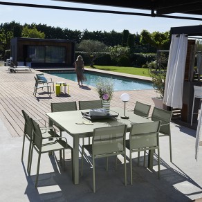 Table carrée CRAFT Fermob 8 convives vert cactus ambiance 2